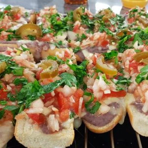 Molletes con pico de gallo